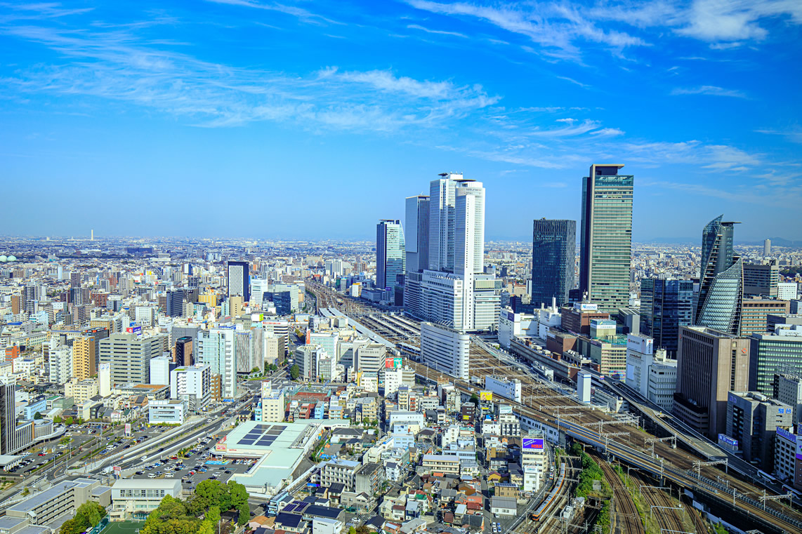 日本の都市の高層ビルと街並み